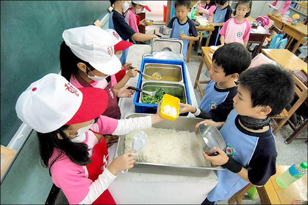 走访免费午餐项目受益学校